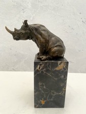 Bronzefigur sitzendes nashorn - bronzefigur,