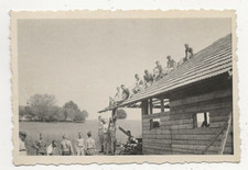 40/857 FOTO -  SOLDATEN BERUF DACHDECKER - OHNE LASTKRAN FÖRDERBAND TECHNIK
