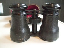 Altes Opernglas im Lederköcher