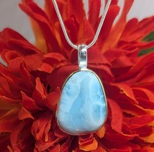 LARIMAR Edelstein Anhänger in 925er Silber gefaßt an einer silberfarbenen Kette