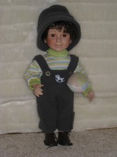 Porzellan Sammlerpuppe ~ Schöner Junge mit einem Ball ~ 35 cm