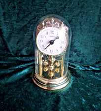 AMS Tischuhr Jahresuhr Drehpendeluhr Kunststoffsockel Glasdom Vitrinenstück