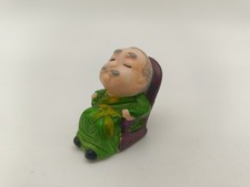 Vintage Mini Ton Figur Opa (Asiatisch ?) Ca 4 Hoch Großvater Im Stuhl