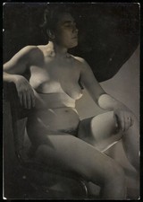 Fotografie nackte Frau sitzend
