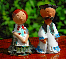 Ton Figur Paar aus Ungarn ? alte Handarbeit signiert Unikate Souvenir Sammler