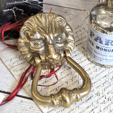 Älterer Türklopfer,  Löwe, wohl Bronze