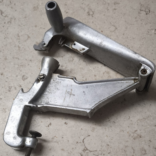 Pflaumenentsteiner aus metall - aus,