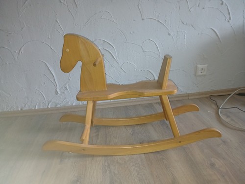 Schaukelpferd aus holz - schaukelpferd,