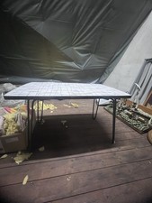 Kleiner Tisch mit hochwertiger