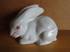 Figur Hase weiß zusammengekauert rote Augen Keramik ca. 9,5 cm lang