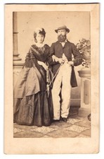 Fotografie Ema v. Gasteiger mit ihrem Verlobten im Sonntagsstaat 