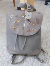 kleiner khakifarbener Rucksack mit passender Armbanduhr und Geldbörse, ungenutzt