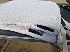 2 weiße Turnier-Schabracken, Dressur, Set