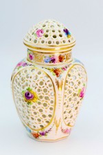 Dresden Vintage-Porzellan Miniatur-Deckelvase mit Durchbruch und Blumenmalerei