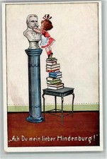 12079103 - Ach du mein lieber Hindenburg - Bueste auf einem Sockel, Kind steht