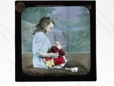 Mädchen mit einer Puppe