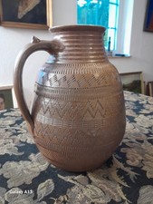 Bandkeramikkrug geritzt Steinzeug Lehmbraun Innenglasur