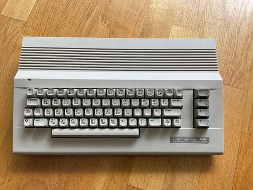 Attraktiver commodore c64 - commodore,