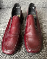 Dunkelroter Schuh von Rieker