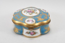 Q15L07- Sevres Porzellan Schatulle Dose mit Metallmontierung gemarkt