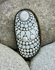 Mandala Stein, weiß, grau