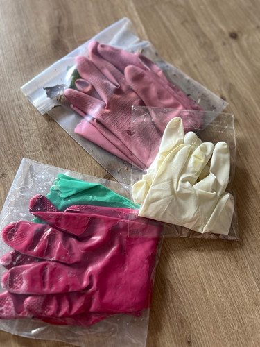 Reinigungshandschuhe dreckig