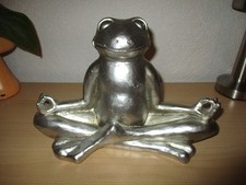Yoga Frosch, ca. 17 cm hoch, 28 cm breit.