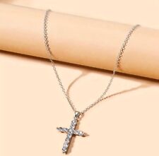 Elegante Versilberte Kreuz-Halskette mit Strasssteinen – Funkelnder Schmuck