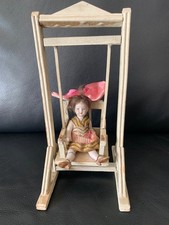 Alte kleine Porzellanpuppe auf