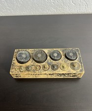 12 alte Messing und Eisen Gewichte 1 - 200 g im Holzblock für Waage | Sehr gut |