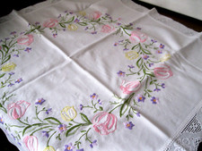 Mitteldecke 80 cm handbestickt Spitzenborte Stielstich Plattstich Tulpen Pastell