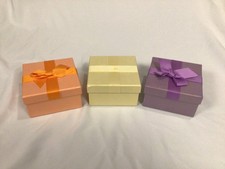Drei Geschenk Papp Schachteln mit Band und Schleife - 12 x 12 x 7 cm - 3 Farben