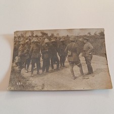 Original Foto 1 WK Soldaten Uniform Engländer Deutsche Uniform Gef angene  N8