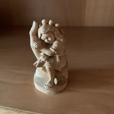 Holzfigur Schützende Hand