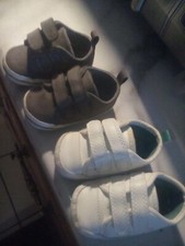SCHÖNE 2 X NÄCHSTE BABYWAGEN SCHUHE 1 WEISS UND 1 BRAUN (0-3 Monate) Sehr guter Zustand