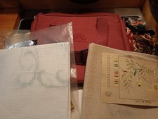 Konvolut Sticksachen mit neuer DMC-Sticktasche, Stickgarn, Stickdecken, Nadeln