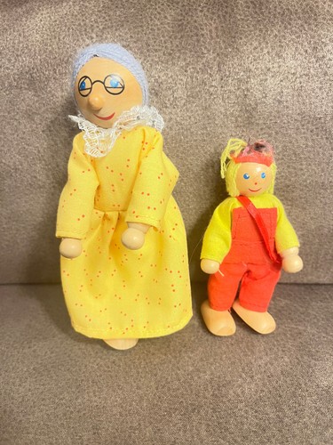Biege puppen oma - oma, enkelin
