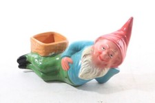 alter Gartenzwerg liegend