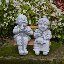 Opa und Oma auf Bank