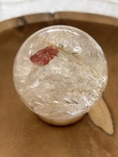 Bergkristall Kugel Mit Hämatoid  Einschuss wie ein Schmetterling