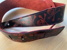 Totenkopf schwarz rot