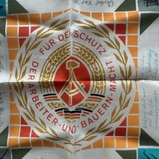 Seltenes DDR Erinnerungs-Tuch NVA mit Militärischen Symbolen-Unterschriften
