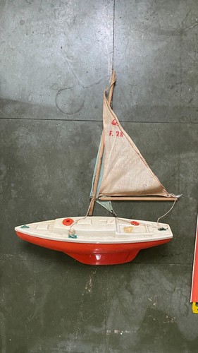 Vintage segelboot spielzeug - segelboot,