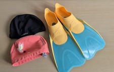 Schwimmset Flossen Gr. 32/33 und Badekappen Schwimmtraining Super Zustand