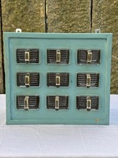 Kleines Wandregal mit 9