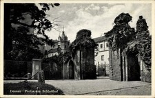 Ak Dessau in Sachsen Anhalt,  Schloßhof,  Gebäude, Bäume, Weg - 4952859