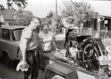 121/687 FOTO AUTO TRABANT AUTOHÄNGER MOTORRAD - FAHRT ZUR REPERATUR