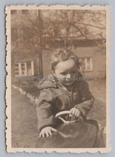 Junge mit Tretauto - Altes