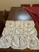 Weiße mitteldecke mit bunten - mitteldecke,