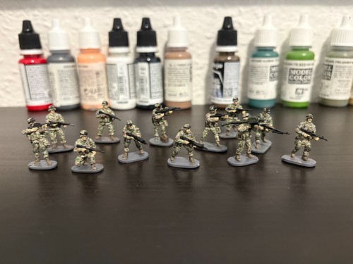 Figuren 12 bemalte - 1:72,